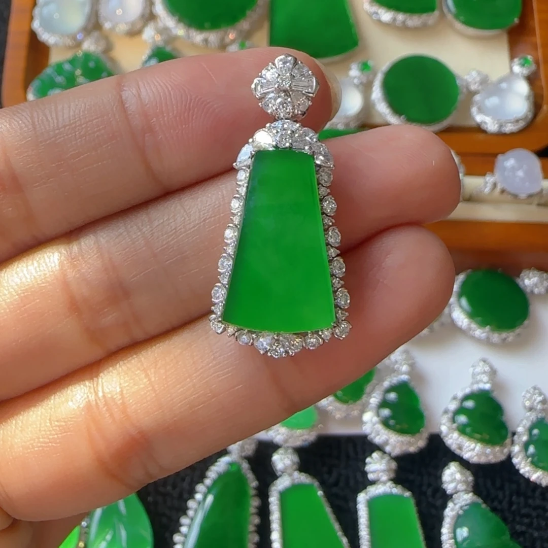 翡翠18K金镶嵌颈饰吊坠