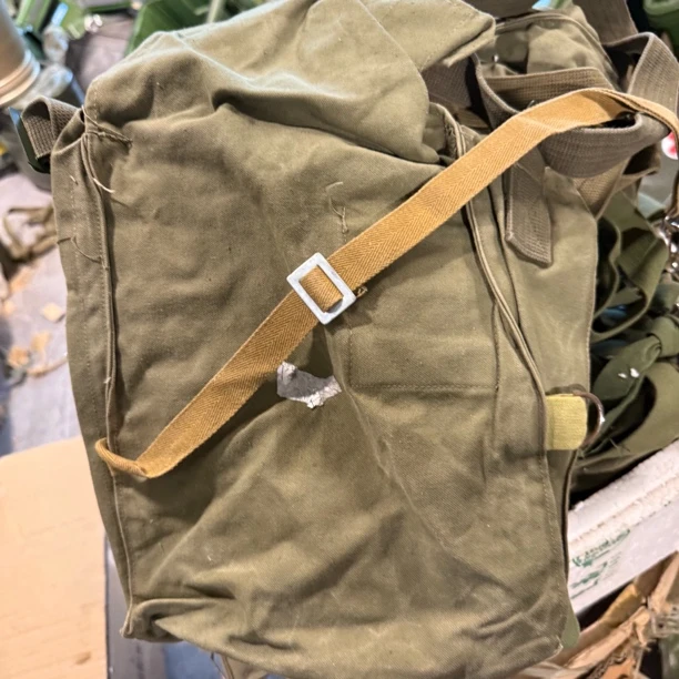 正品清仓老式不规则土黄色挎包