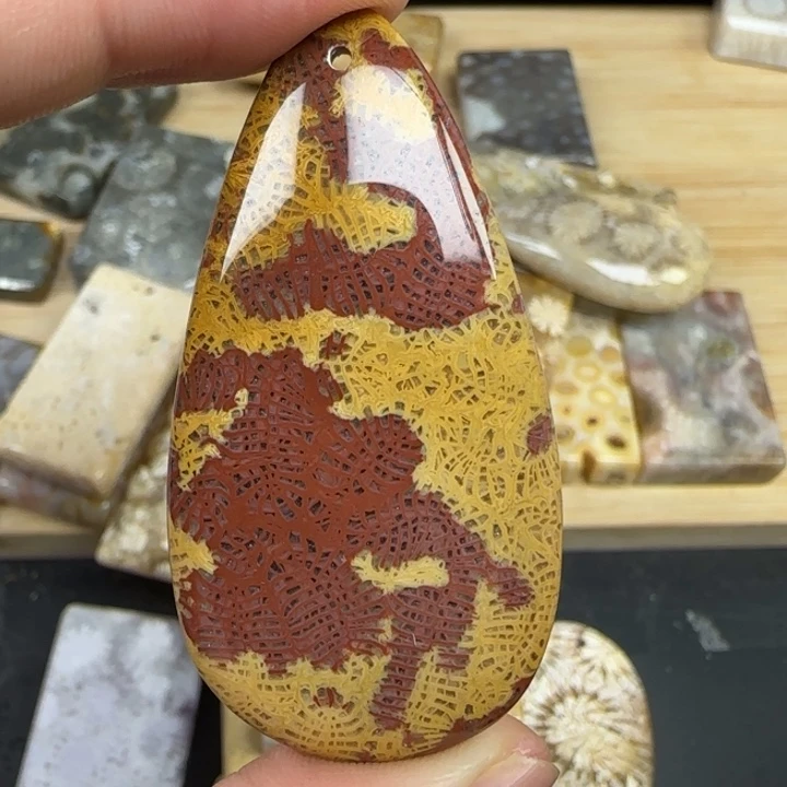 硅化玉合金颈饰金黄色牛血红拼接