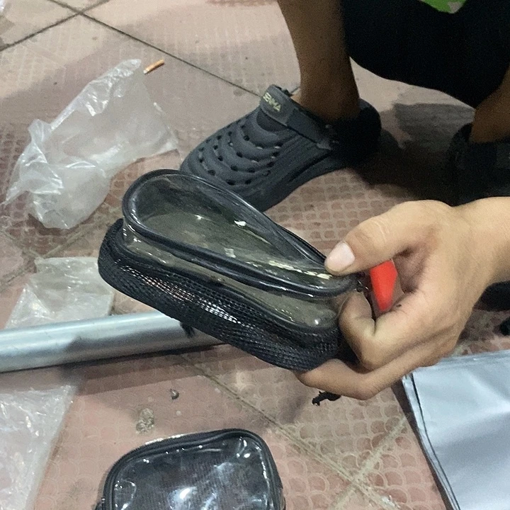 透明户外小包两个瑕疵