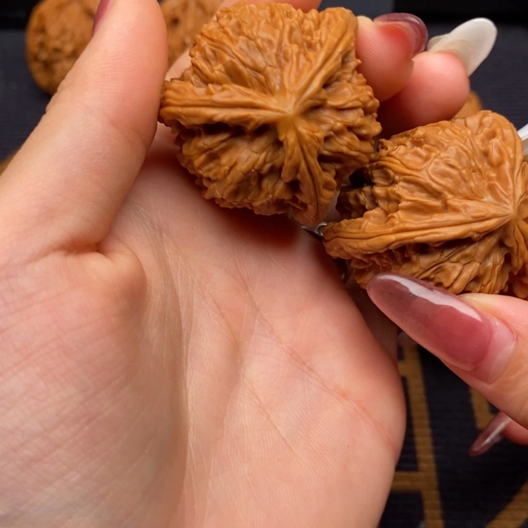 L***i文玩核桃吊坠白狮子