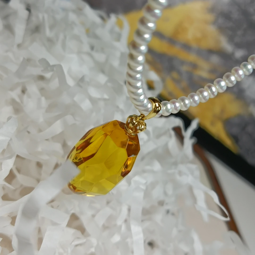 天然切面金珀吊坠~5A级净水价格~晶莹剔透~好看不贵型~5688
