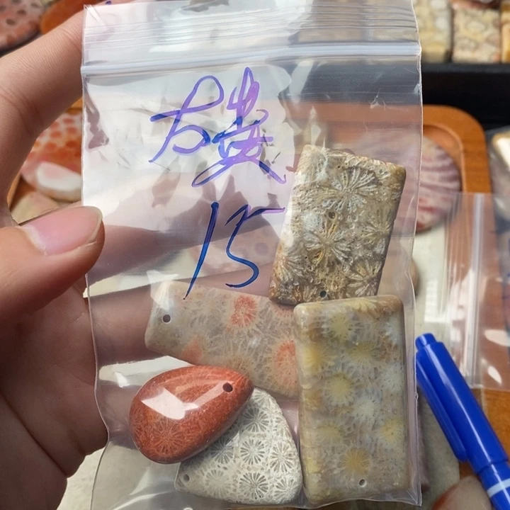 硅化玉颈饰足金镶嵌太**厚