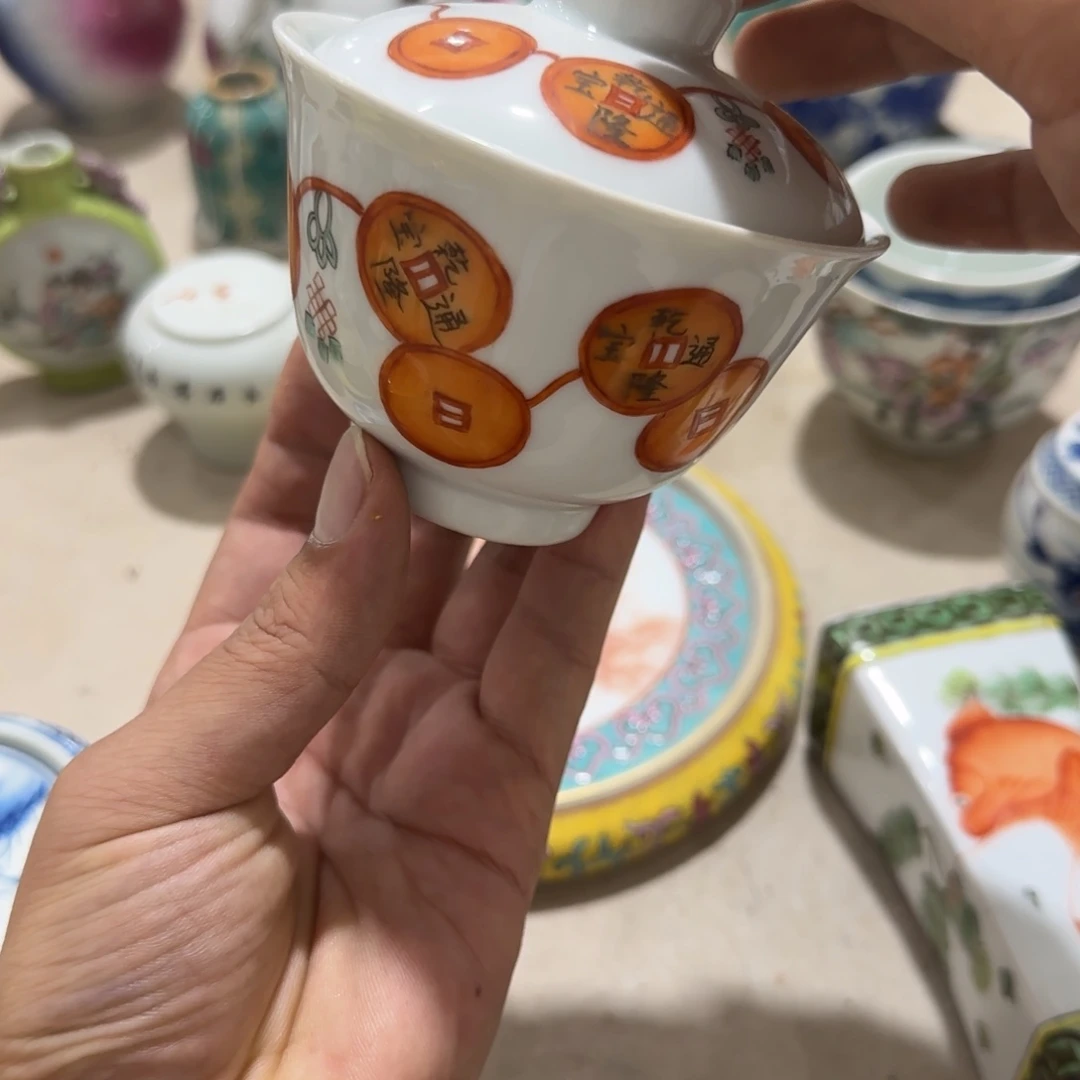 瓷片瓷器上用白泥雕刻图案并