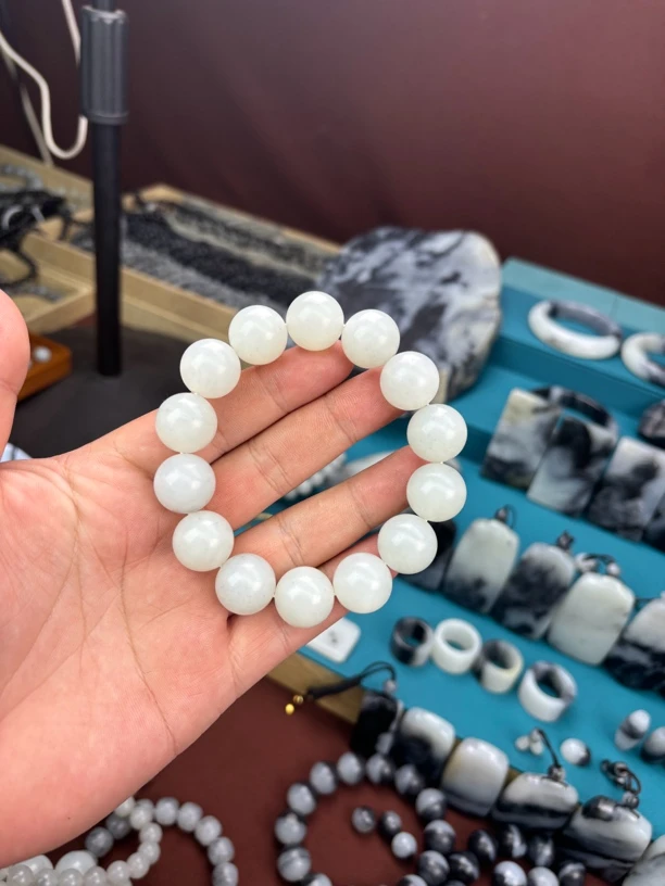 新疆和田玉青花高白卡16手串