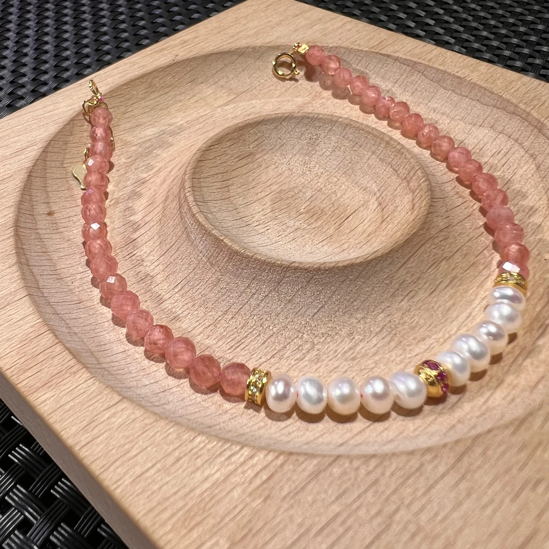 4mm红纹石刻面珍珠设计款手链 KT24042636