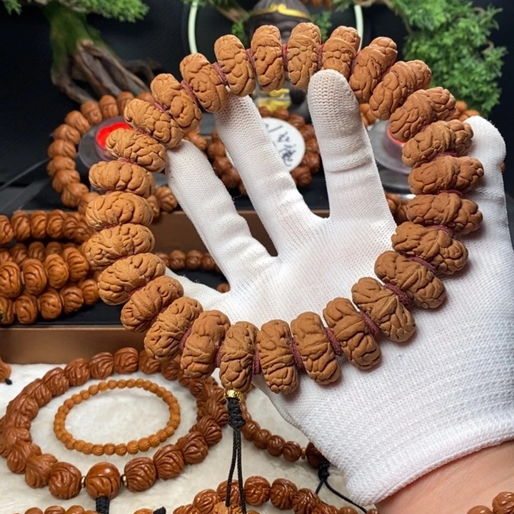 桃核吊坠在*上秦岭龙纹