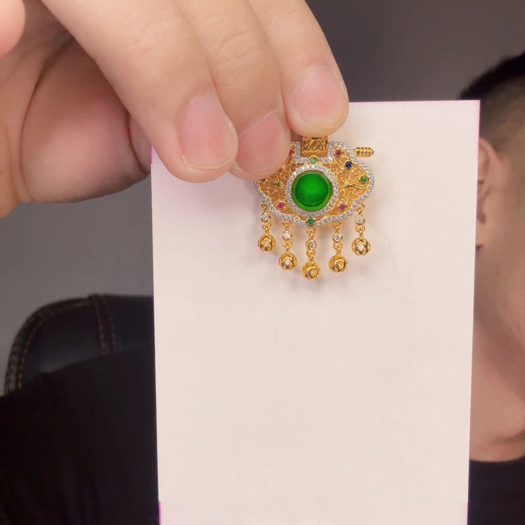 翡翠未镶嵌颈饰一件