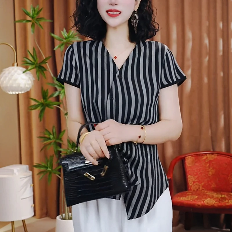 条纹v领短袖衬衫女2025夏季修身显瘦减龄收腰独特不规则气质上衣