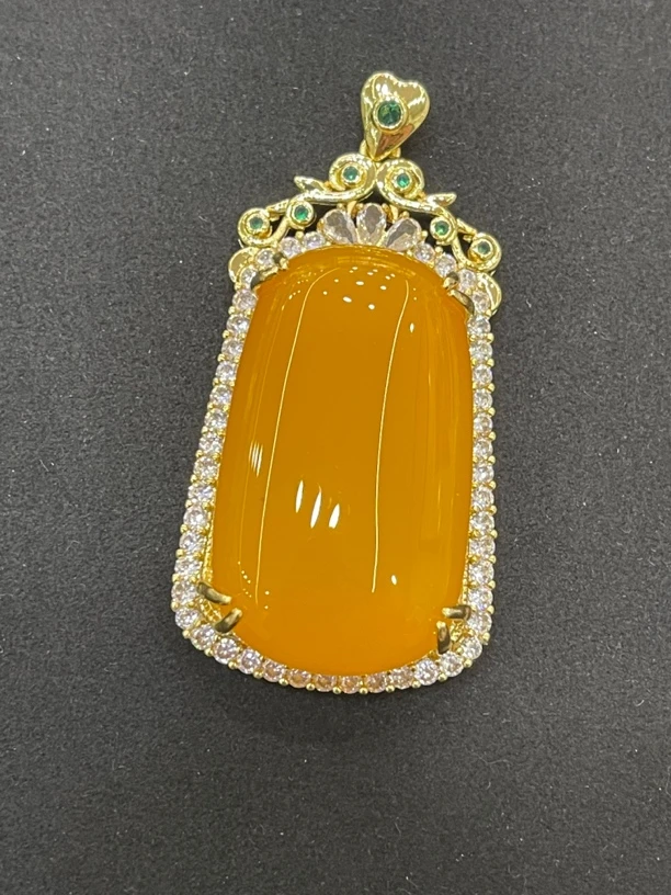 高端方形鸡油黄吊坠