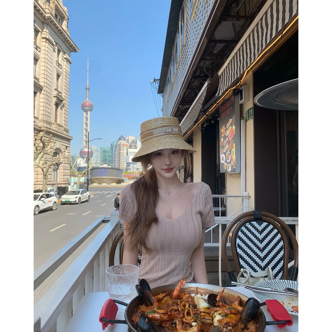 轻奢网红极简自在v领竖坑条针织t恤女设计感春夏百搭纯欲短袖上衣