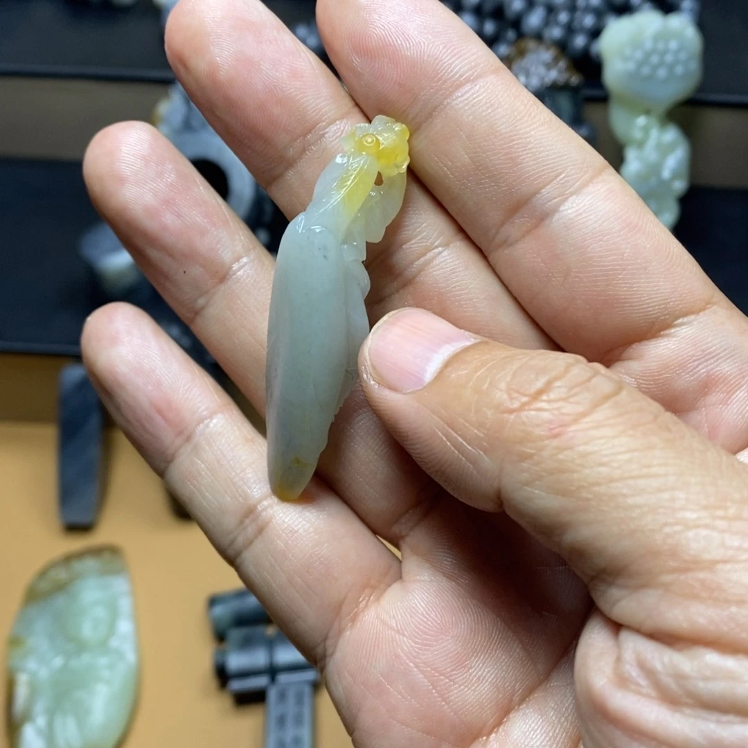 颈饰未镶嵌和田玉松**布