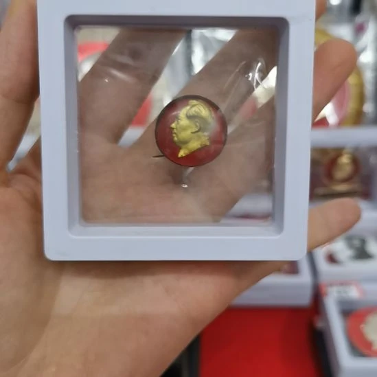 其他普通金属七*红色收藏纪念章1个