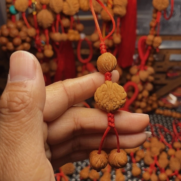 木质类龙纹桃枭挂件