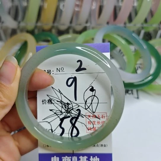 翡翠手镯未镶嵌玛瑙
