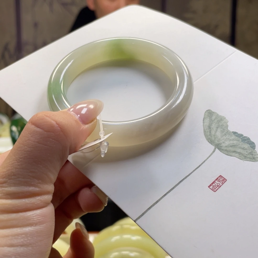 未镶嵌手镯和田玉54烟紫带翠