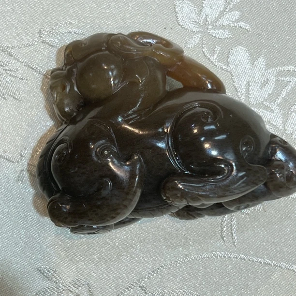 糖色貔貅手工雕刻玉质细腻干净