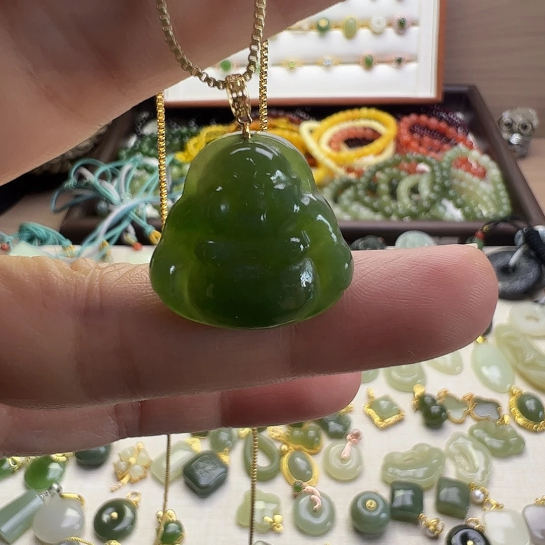 和田玉18K金镶嵌颈饰吊坠