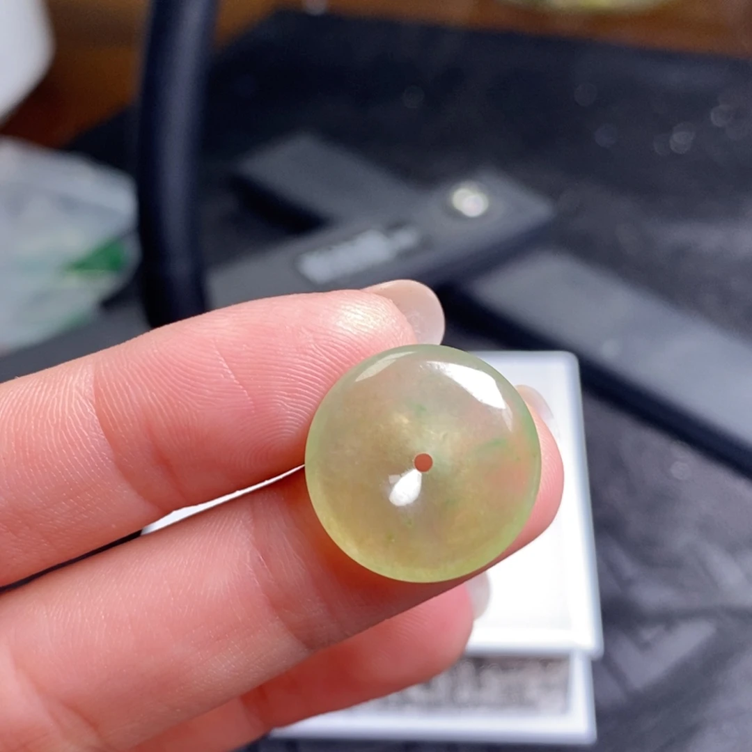 翡翠未镶嵌颈饰黄加绿