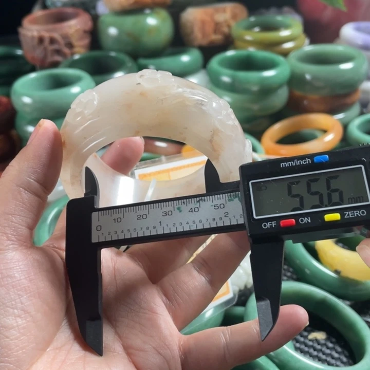 石英质玉（非洲翠）手镯未镶嵌