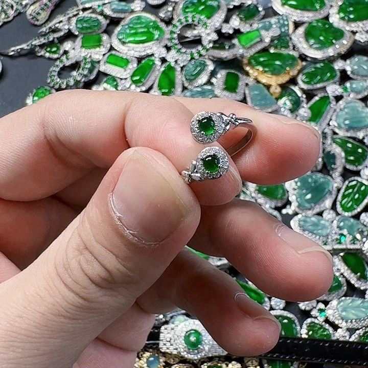 翡翠颈饰未镶嵌天然A货翡翠放漏