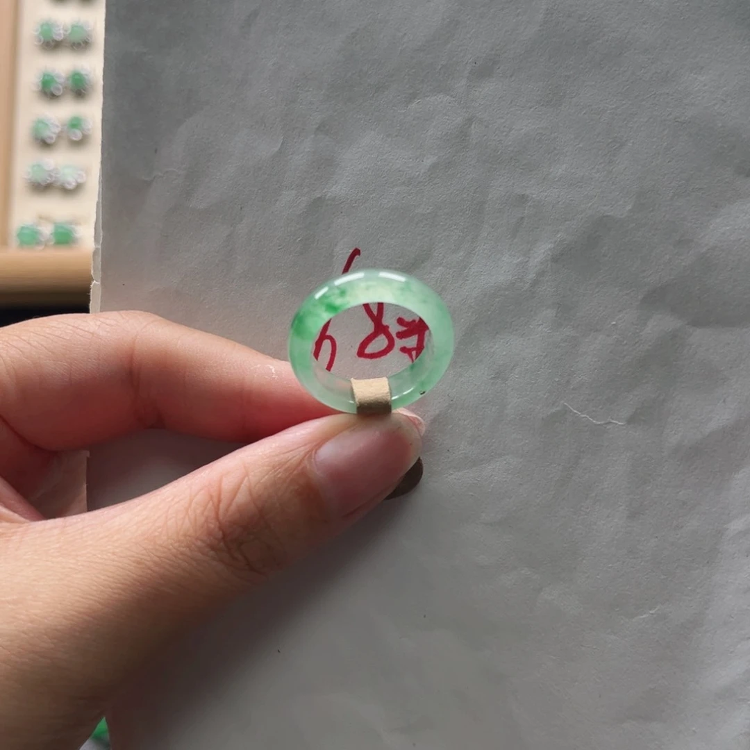 未镶嵌石英质玉戒指