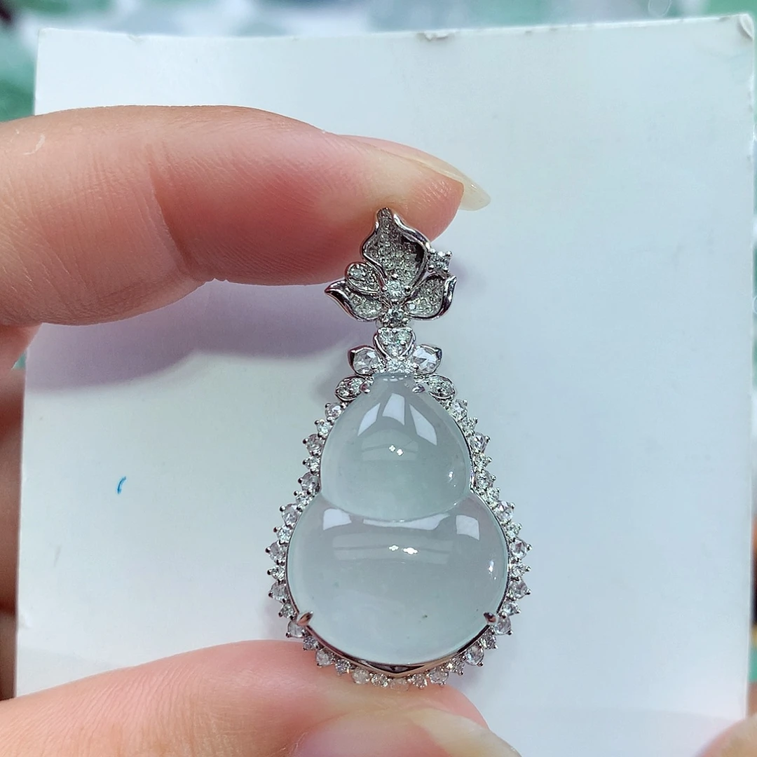 翡翠18K金镶嵌颈饰葫芦