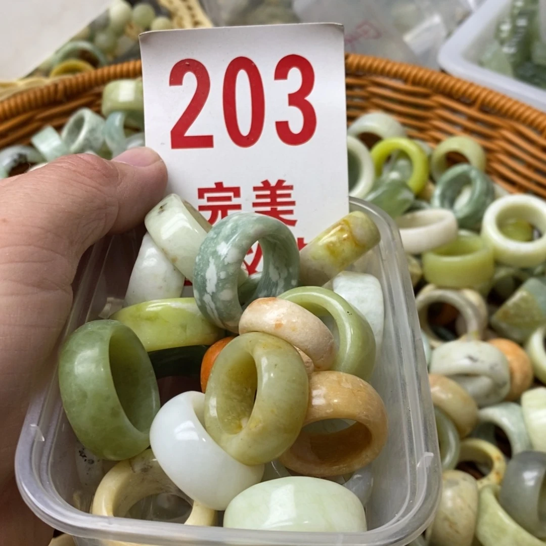 蛇纹石玉挂坠未镶嵌