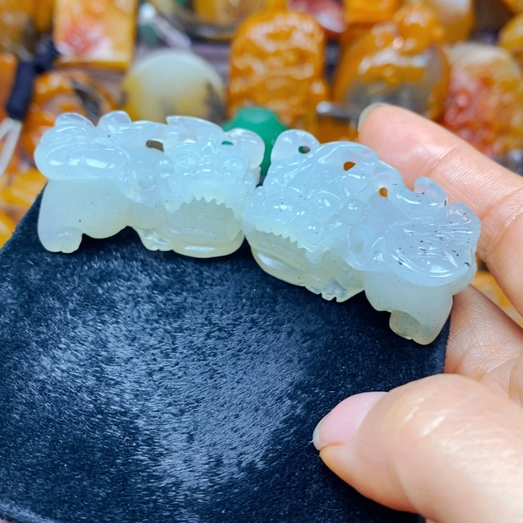 未镶嵌石英质玉（黄龙玉）颈饰