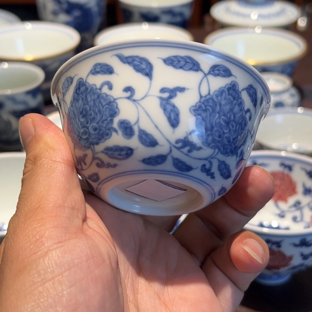精品青花缠枝花卉玩卧足缸杯口径约8.5厘米