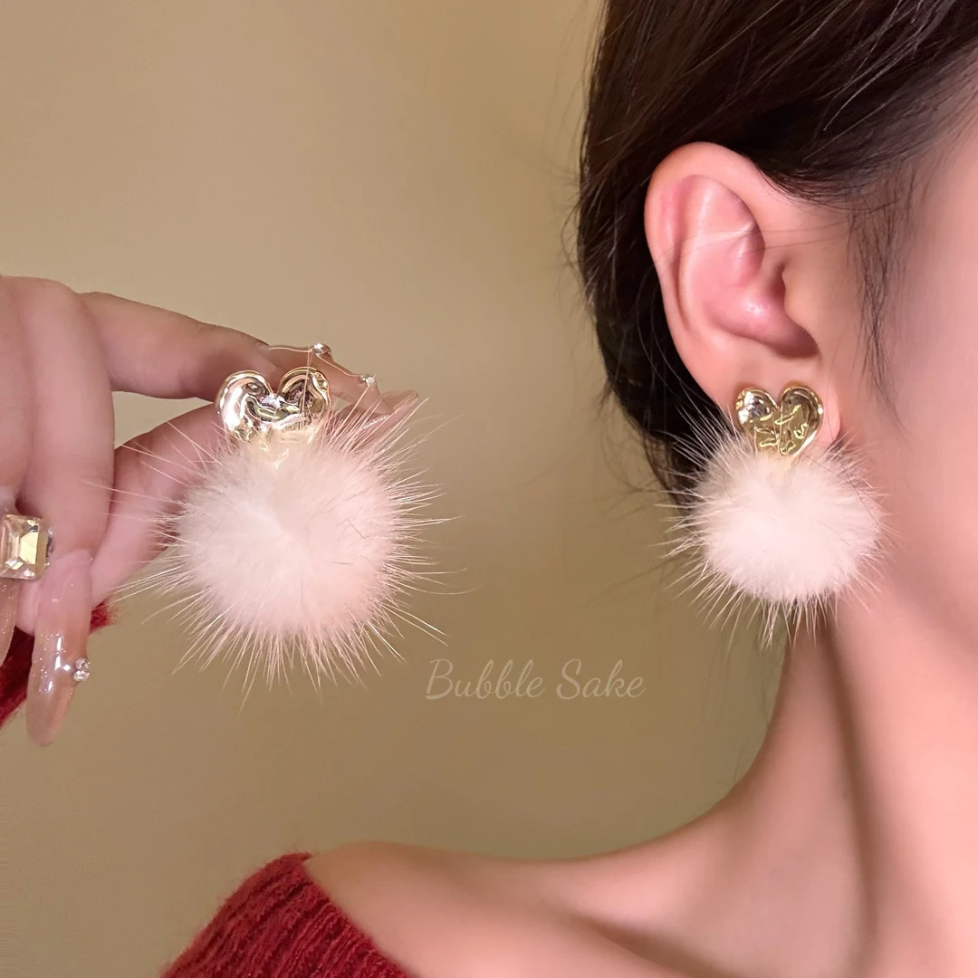 铜合金绒毛耳饰 初雪质感 爱心白色毛球耳钉法式轻奢氛围秋冬耳饰