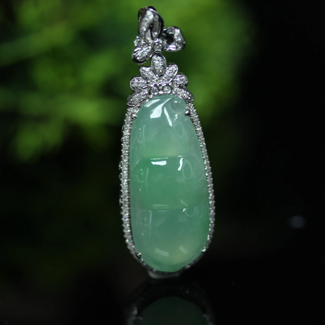 天然缅甸翡翠A货18K白金镶连中三元福豆吊坠/1229571/拍卖