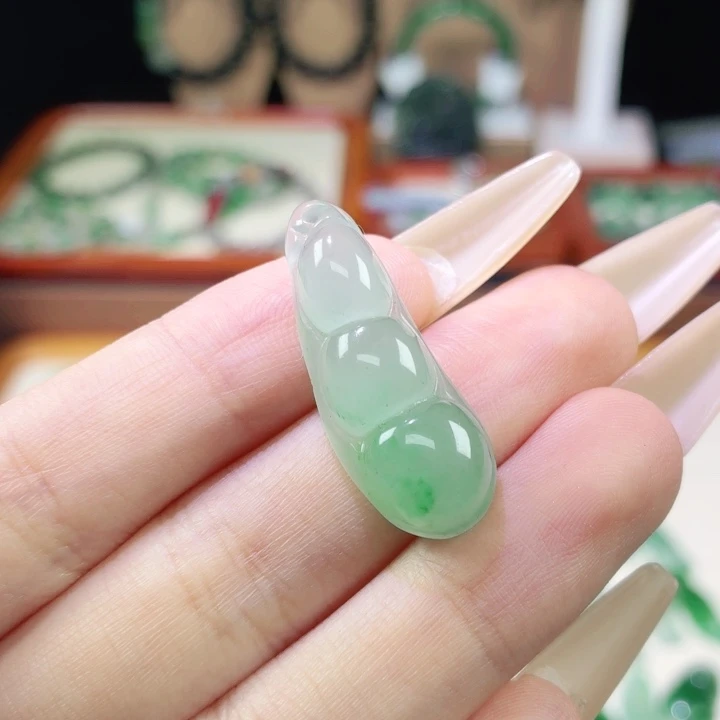 石英质玉（非洲翠）未镶嵌颈饰