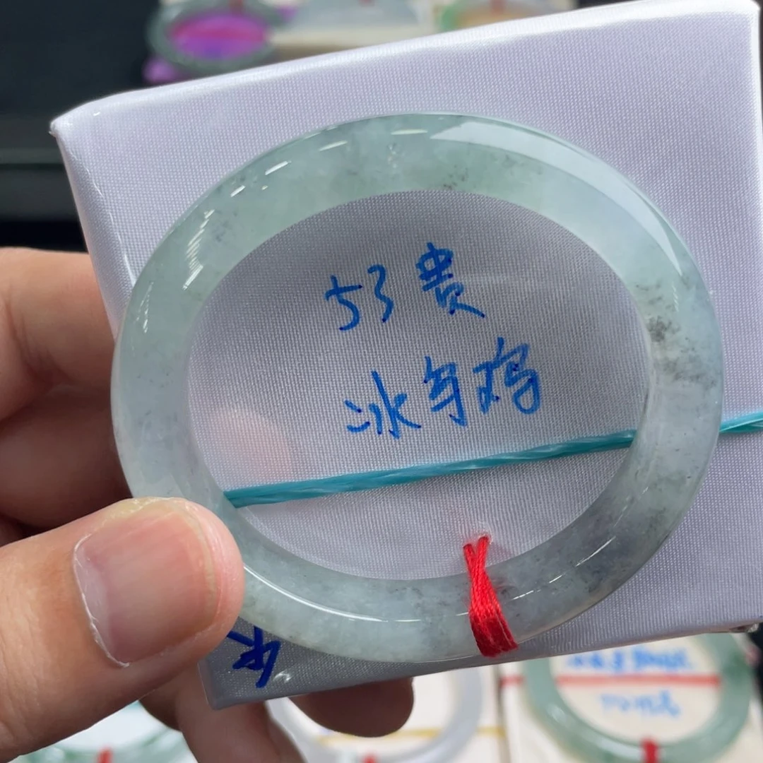 翡翠手镯未镶嵌翡翠手镯