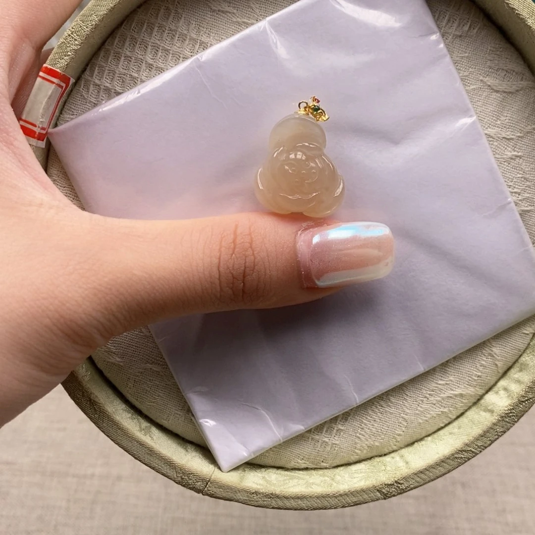 颈饰18K金镶嵌和田玉莲花