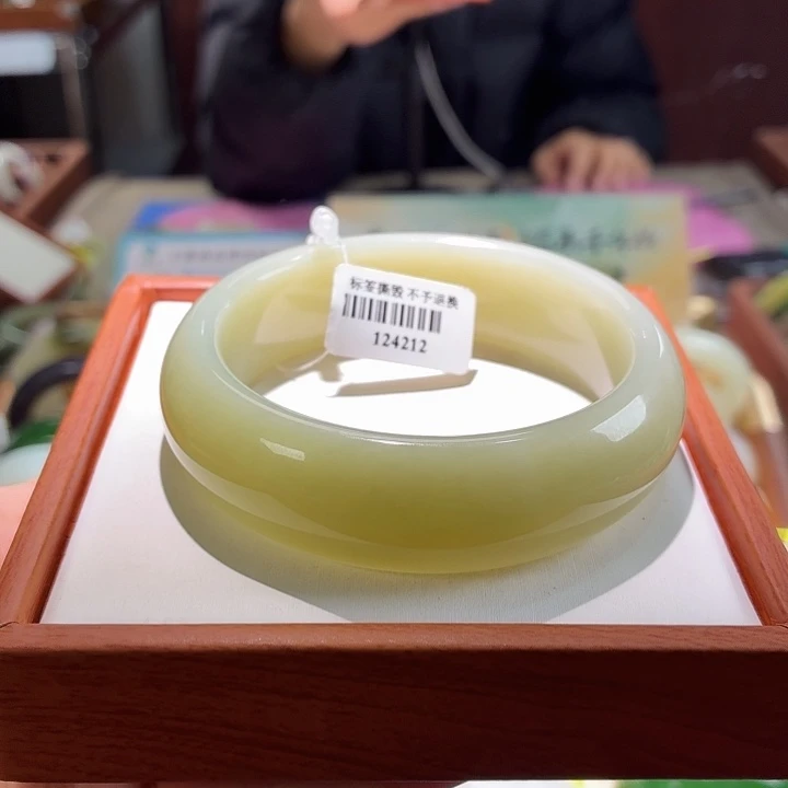 和田玉未镶嵌手镯32。 59