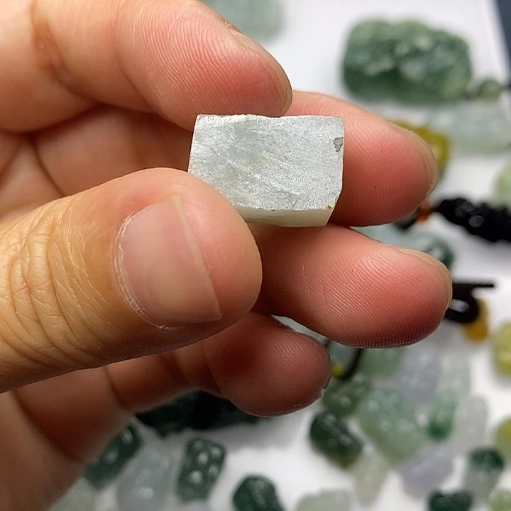 妍****翡翠未镶嵌颈饰小貔貅