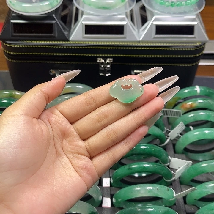 石英质玉（非洲翠）合金颈饰
