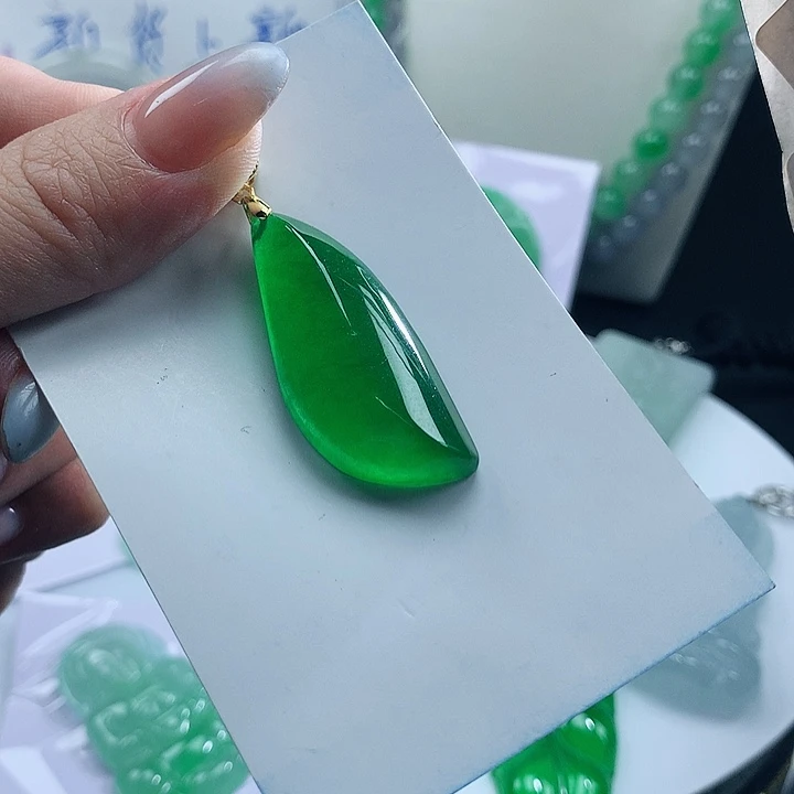 翡翠未镶嵌吊坠(赠链)