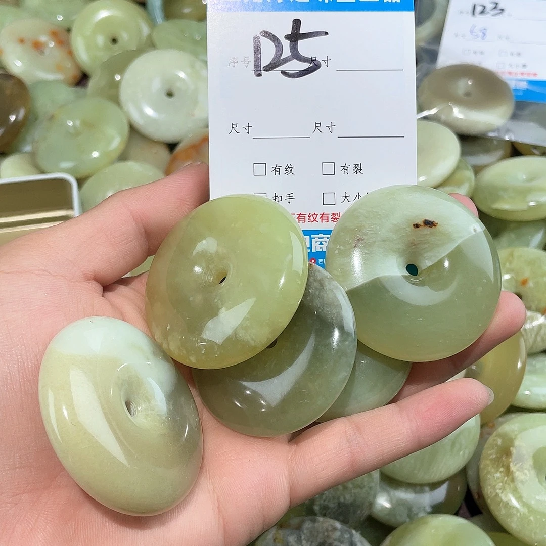 尔***尔未镶嵌蛇纹石玉手镯