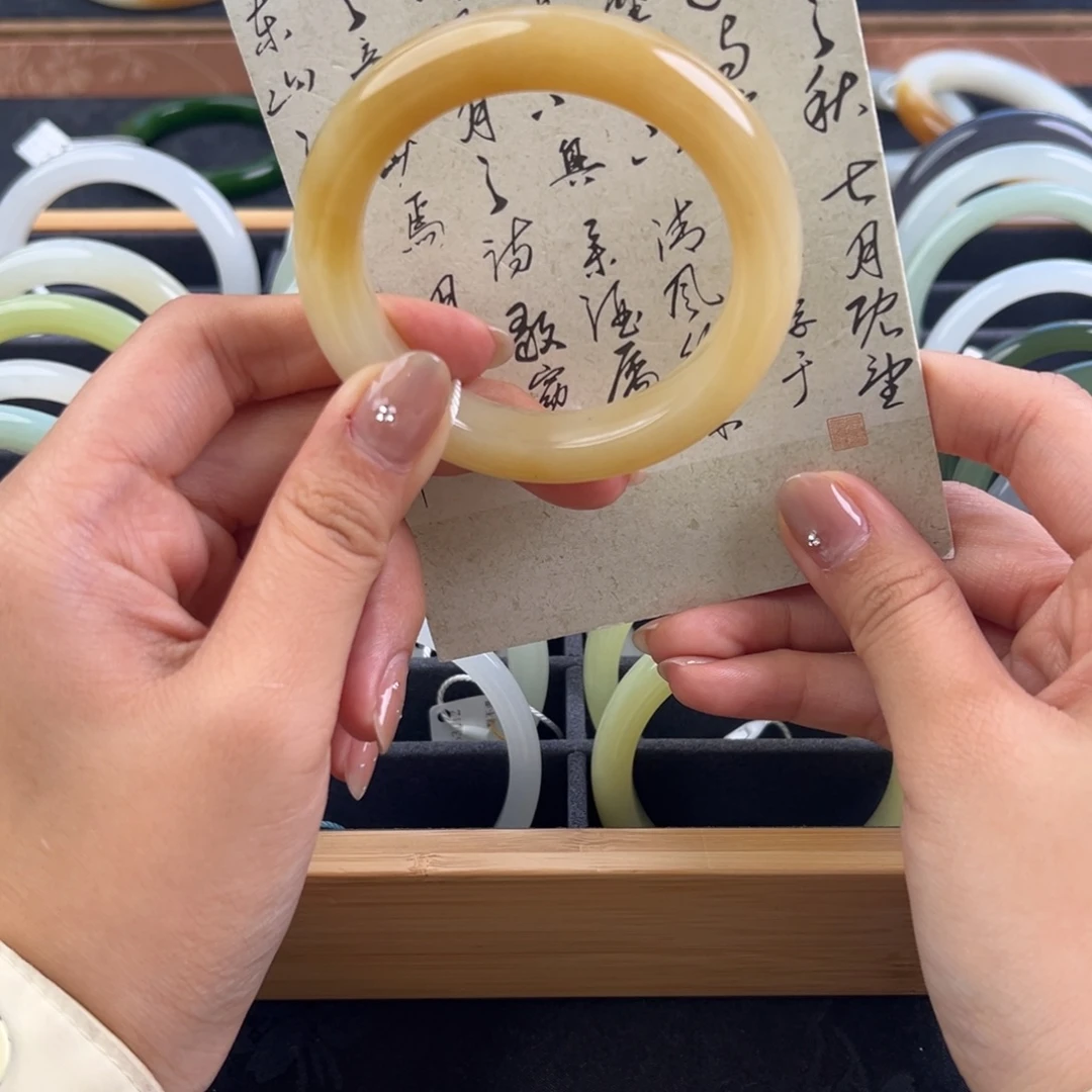 和田玉未镶嵌手镯