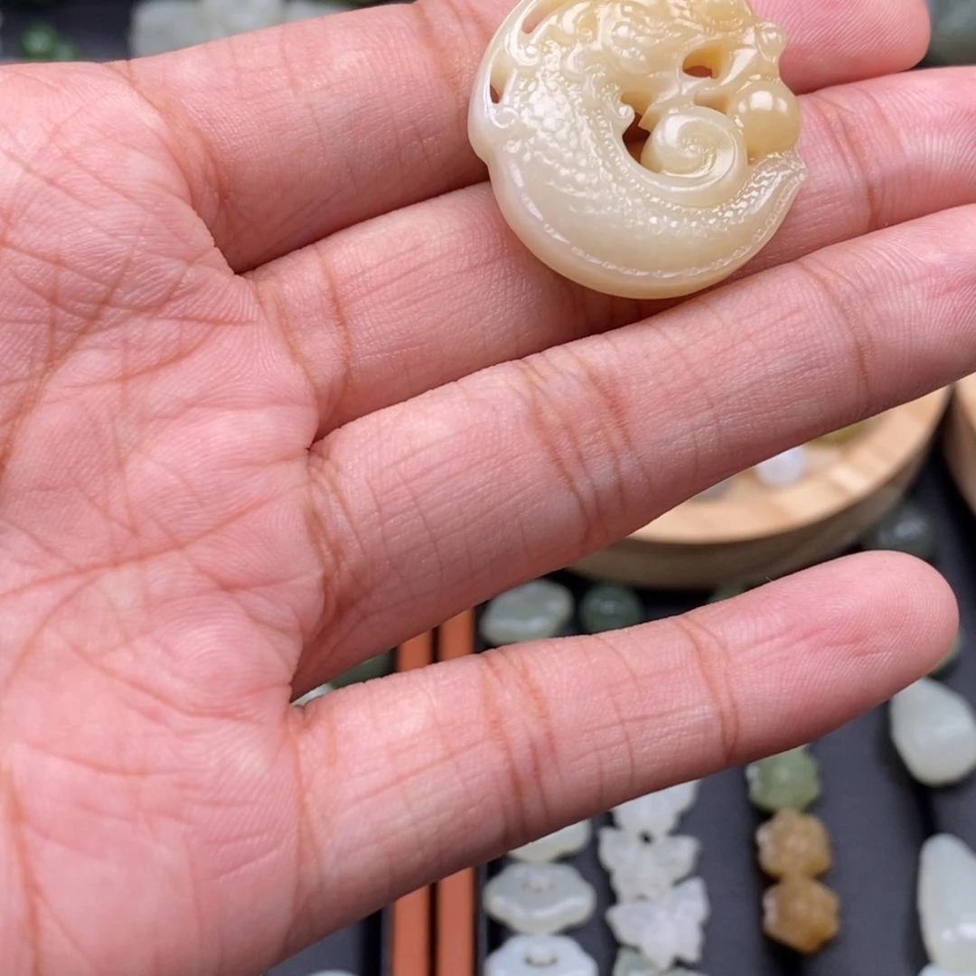 ·***·和田玉未镶嵌颈饰