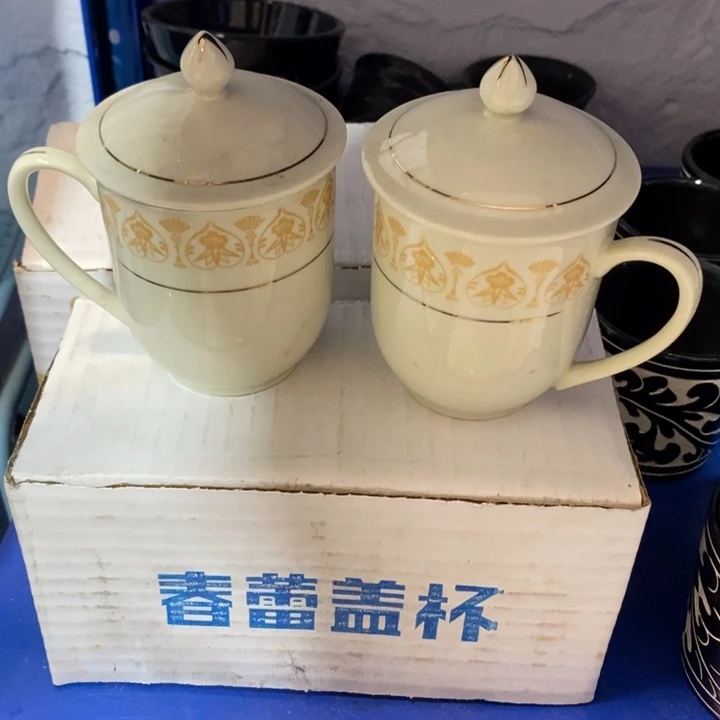 瓷片春蕾象牙瓷盖杯一对