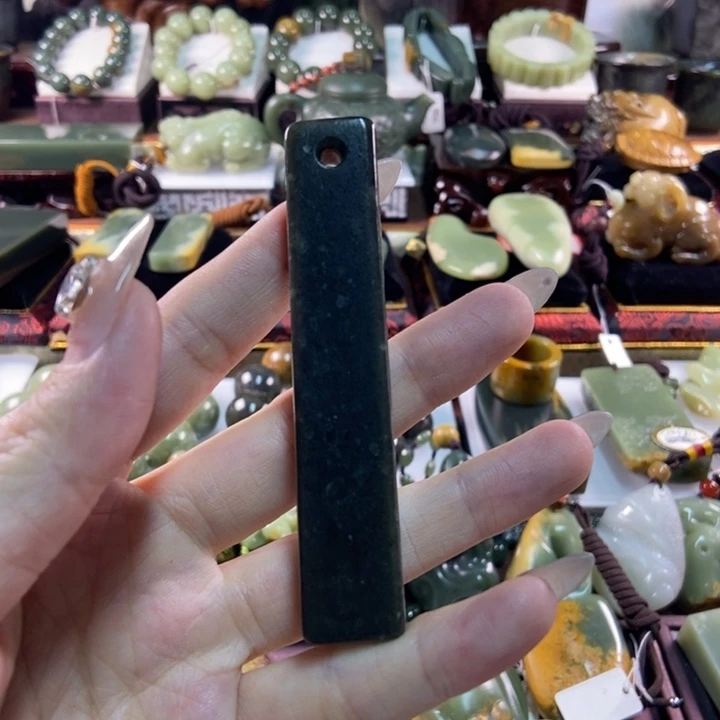 未镶嵌岫岩老玉（透闪石质玉）把件