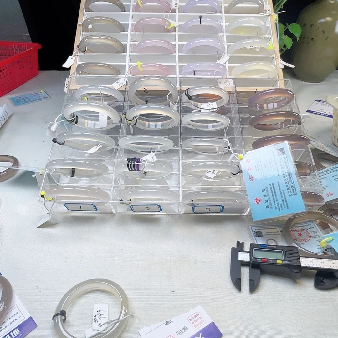 玛瑙/玉髓手镯未镶嵌思*、