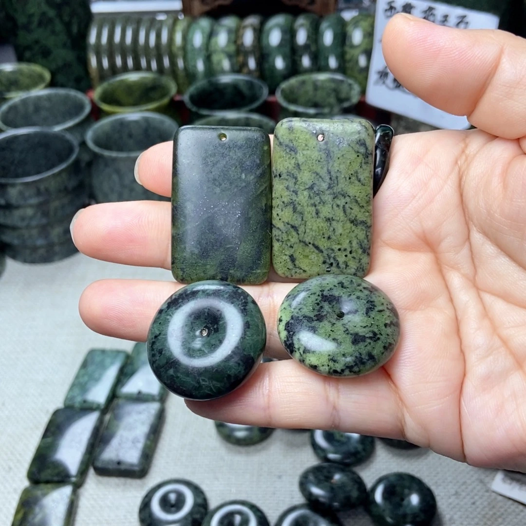 蛇纹石玉未镶嵌颈饰一组两个