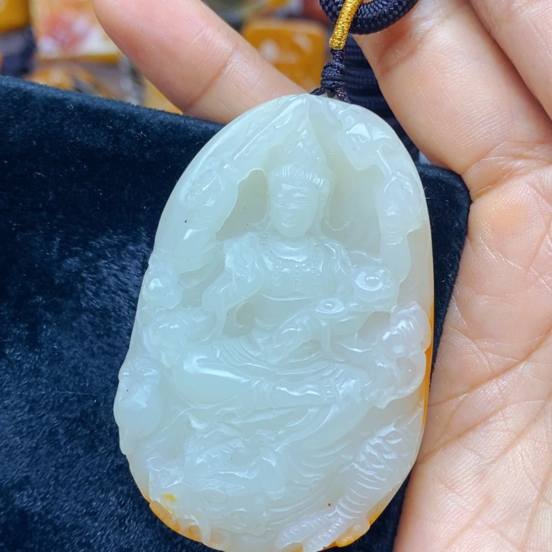 未镶嵌石英质玉（黄龙玉）颈饰
