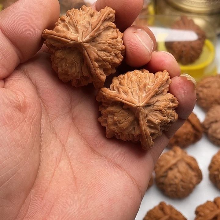 赏***月文玩核桃吊坠盘山三棱