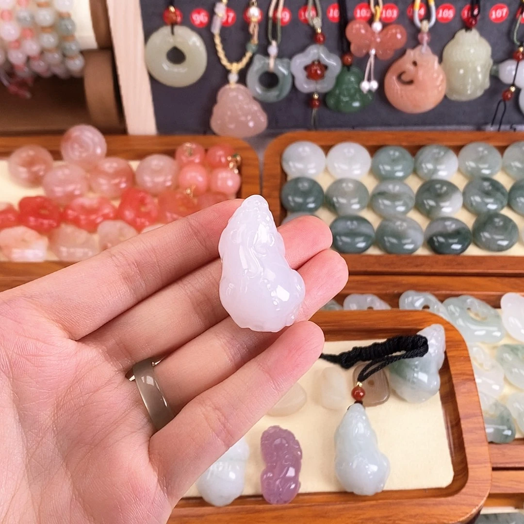 颈饰未镶嵌石英质玉