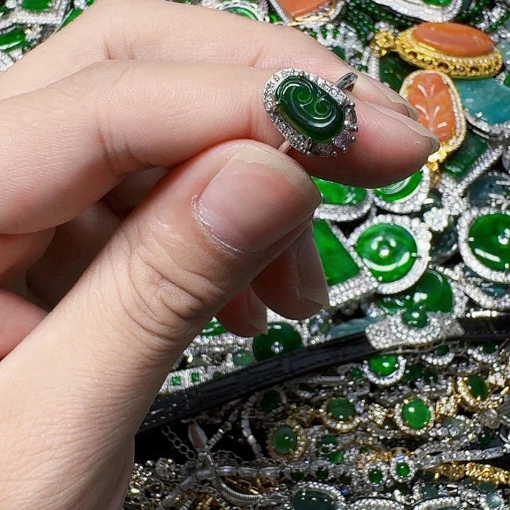 翡翠颈饰未镶嵌天然A货翡翠放漏